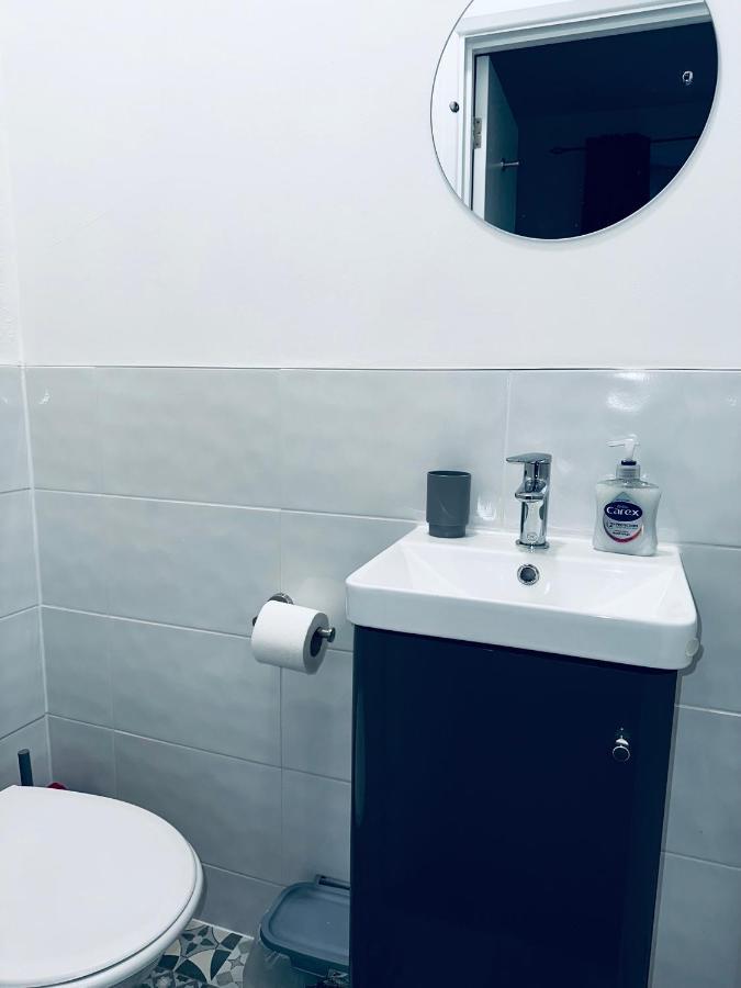 Stylish Town House - Modern Double Room - 1 Ковентри Экстерьер фото